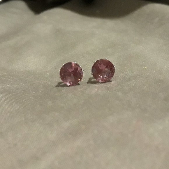 🆕️ Sparkling Purple CZ Stud Earrings! - Picture 4 of 4